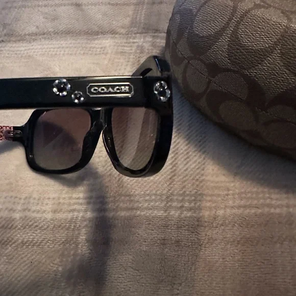 Coach sunglasses with case and wristlet. Never used - Picture 4 of 8
